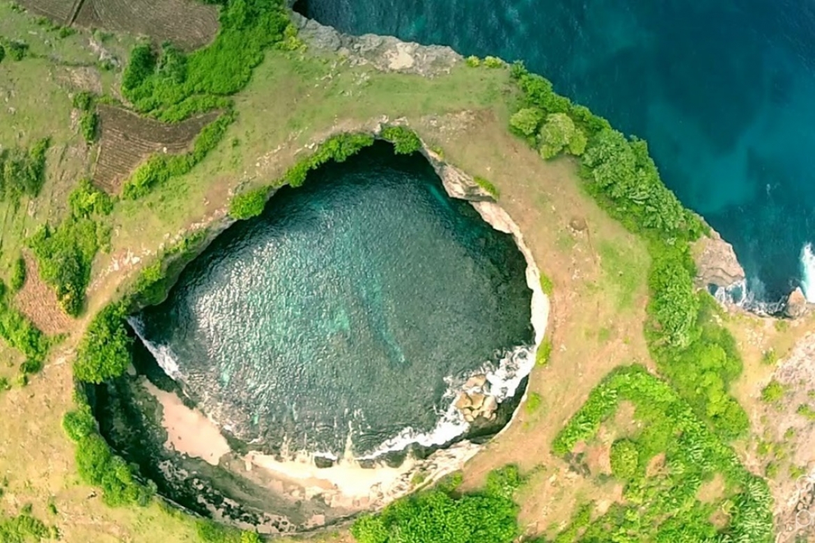 Остров Нуса Пенида. Неизведанные острова Индонезии. Озеро на острове Нуса Пенида.